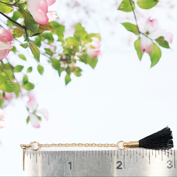 6 Pair of Fashion Earrings - Picture 6 of 8